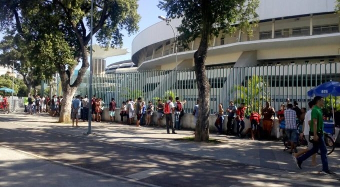 Ressaca? Torcida do Flamengo forma longa fila no Maraca por ingressos para jogo contra o Ceará