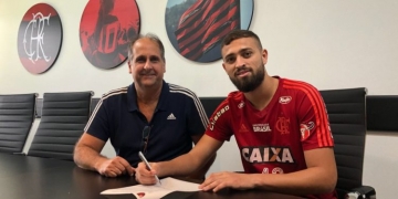 Flamengo anuncia renovação de contrato com zagueiro Léo Duarte