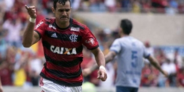Dourado supera Vinicius Jr, vira artilheiro do Fla e tenta se reerguer