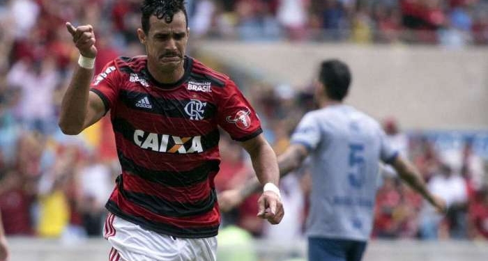 Dourado supera Vinicius Jr, vira artilheiro do Fla e tenta se reerguer