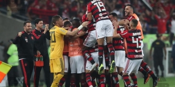 Fla marca no início, segura pressão do Grêmio e pega Corinthians na semi