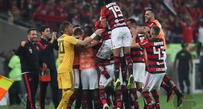 Fla marca no início, segura pressão do Grêmio e pega Corinthians na semi