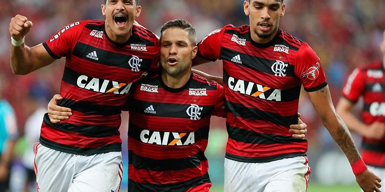 Fla vence o Vitória no Maracanã e segue firme na luta pelo título