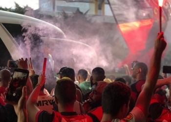 Vetados na Arena, empolgados no aeroporto: Flamengo é recebido com sinalizadores, bandeiras e festa em Curitiba