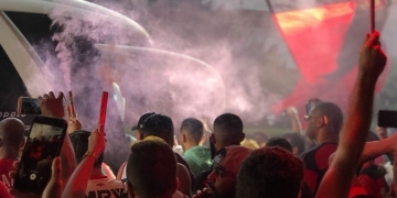 Vetados na Arena, empolgados no aeroporto: Flamengo é recebido com sinalizadores, bandeiras e festa em Curitiba
