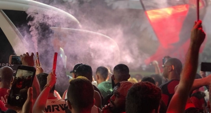 Vetados na Arena, empolgados no aeroporto: Flamengo é recebido com sinalizadores, bandeiras e festa em Curitiba