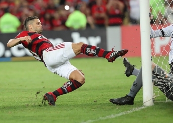 Maracanã anuncia troca do gramado após críticas públicas de Diego