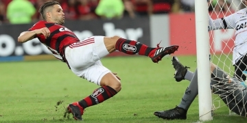 Maracanã anuncia troca do gramado após críticas públicas de Diego