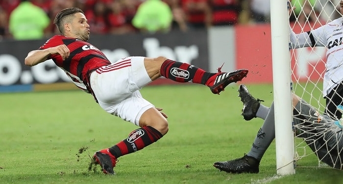 Maracanã anuncia troca do gramado após críticas públicas de Diego