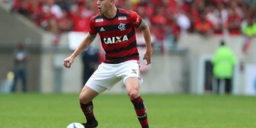 No primeiro jogo com a camisa do Flamengo, Piris fala que vai melhorar para se adaptar mais ao Brasil
