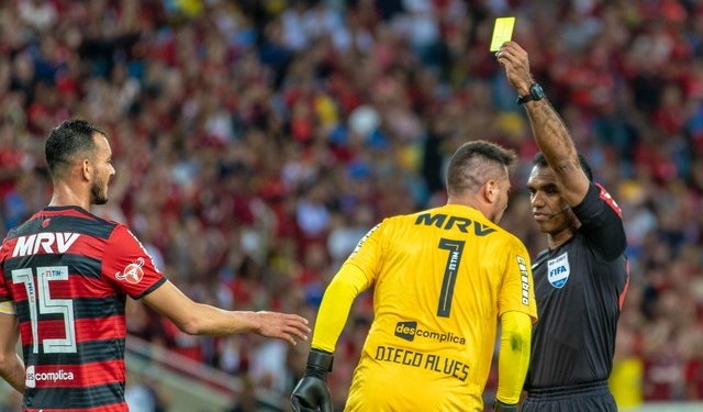 Presidente do Fla chama arbitragem de "calamitosa" e promete queixa na CBF