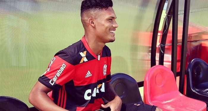 Sem Thuler, Rafael Santos viaja para se integrar ao elenco do Fla