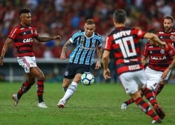 Reinventado, Fla abre mão da bola, se veste de copeiro e despacha "Rei de Copas"