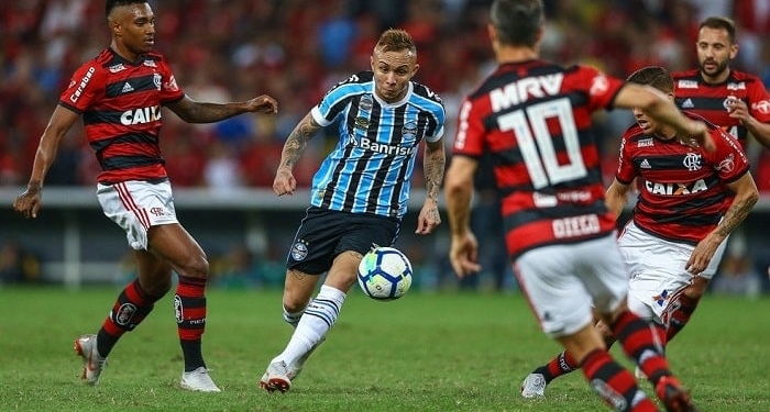 Reinventado, Fla abre mão da bola, se veste de copeiro e despacha "Rei de Copas"
