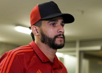 Salário de R$ 4,6 mi ao ano e mais: Henrique Dourado tem oferta da Turquia para deixar o Flamengo