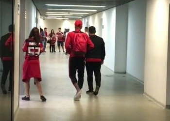 Com dores no tornozelo, Vitinho deixa o Maracanã mancando