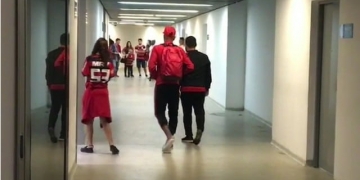 Com dores no tornozelo, Vitinho deixa o Maracanã mancando