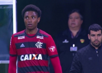 Vitinho estreia pelo Fla e recebe elogios de Barbieri