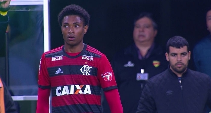 Vitinho estreia pelo Fla e recebe elogios de Barbieri