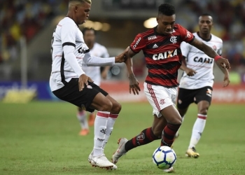 Enfim, a "estreia": Vitinho se solta, arrisca mais e mostra adaptação ao estilo do Fla