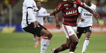 Enfim, a "estreia": Vitinho se solta, arrisca mais e mostra adaptação ao estilo do Fla