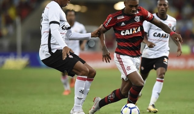 Enfim, a "estreia": Vitinho se solta, arrisca mais e mostra adaptação ao estilo do Fla