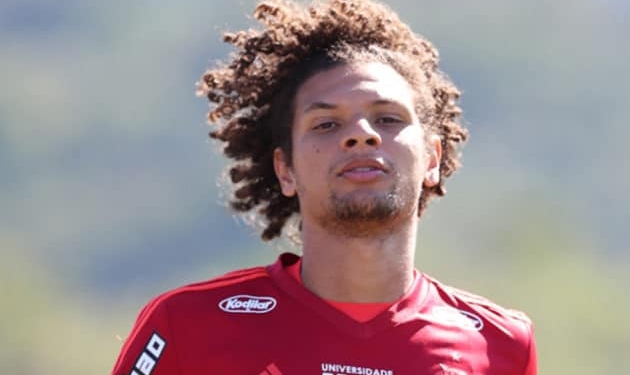 Flamengo recusa proposta do Santos pelo volante Willian Arão