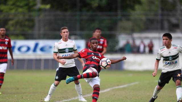 Fla vence o Coritiba e assume a liderança do grupo no Brasileiro Sub-20