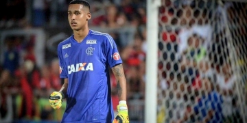 Flamengo renova contrato com goleiro Gabriel Batista