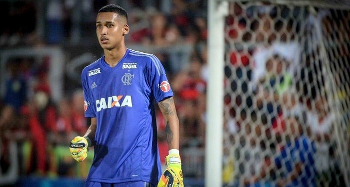 Flamengo renova contrato com goleiro Gabriel Batista