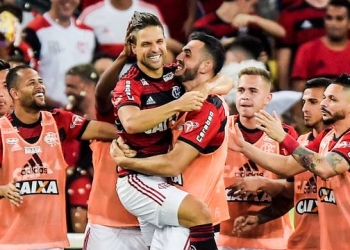 Flamengo bate Vitória e diminuiu distância para líder São Paulo