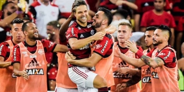 Flamengo bate Vitória e diminuiu distância para líder São Paulo