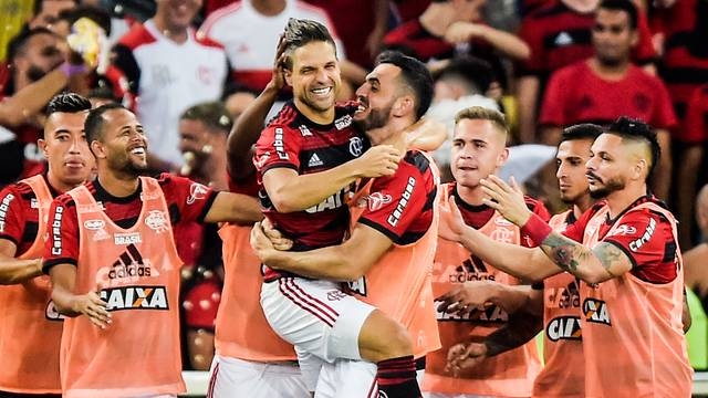 Flamengo bate Vitória e diminuiu distância para líder São Paulo