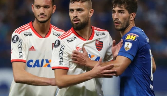 Flamengo vence no Mineirão, mas Cruzeiro avança às quartas da Libertadores