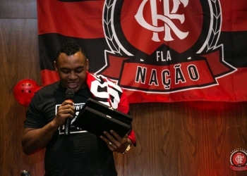 Recém-aposentado Obina é homenageado por torcedores do Flamengo, no Rio