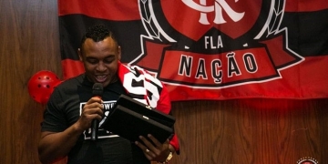 Recém-aposentado Obina é homenageado por torcedores do Flamengo, no Rio
