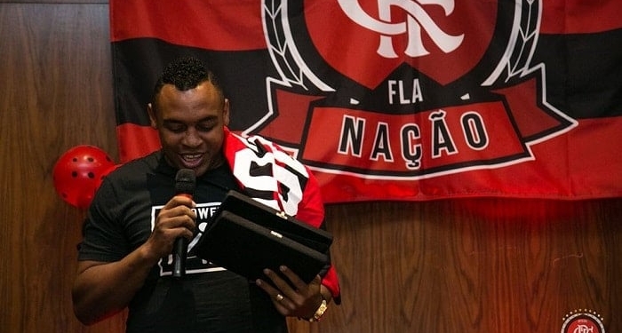Recém-aposentado Obina é homenageado por torcedores do Flamengo, no Rio