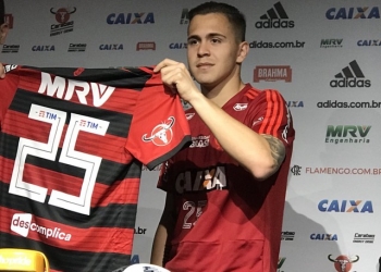 Regularizado, Piris veste a camisa 25 e se apresenta: "Sou um jogador de muita raça"