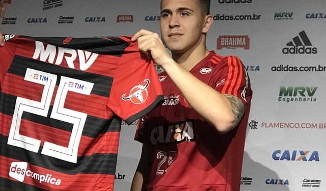 Regularizado, Piris veste a camisa 25 e se apresenta: "Sou um jogador de muita raça"