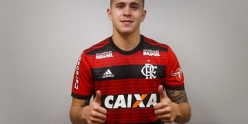 Flamengo anuncia volante Piris da Motta em vídeo com Alexandre Pires