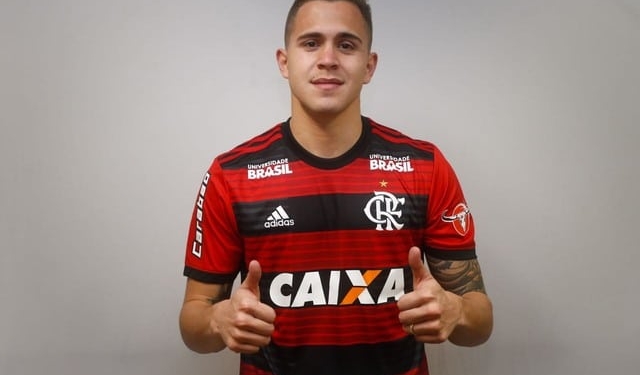 Flamengo anuncia volante Piris da Motta em vídeo com Alexandre Pires