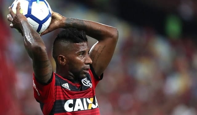 Só deu Rodinei: no mês mais duro do calendário, lateral é quem mais jogou no Brasil