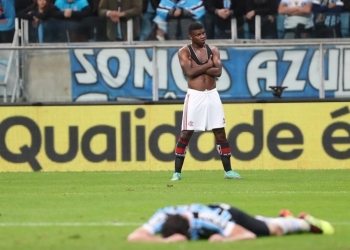 Flamengo sai atrás, mas martela Grêmio na etapa final e busca empate com Lincoln no último lance