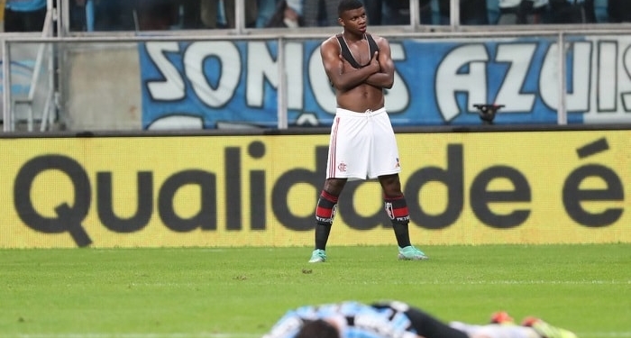 Flamengo sai atrás, mas martela Grêmio na etapa final e busca empate com Lincoln no último lance