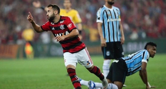 Éverton Ribeiro parabeniza equipe: "Aprendeu a lição da Libertadores"