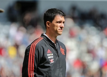 Técnico do Flamengo sai em defesa de Rodinei: 'Não seria correto responsabilizar um único jogador'