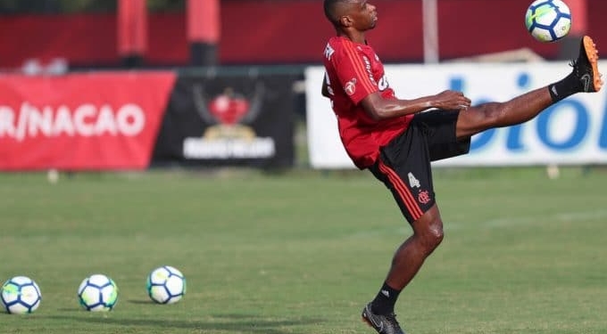 Juan agradece carinho, diz que vencerá lesão e confia em títulos do Fla