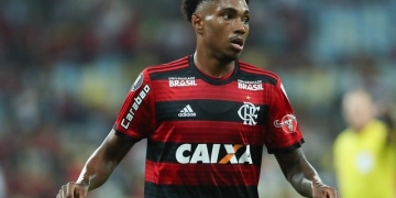 Um gol e nenhuma assistência após 990 minutos: Vitinho tem início longe do sonhado no Fla