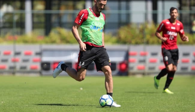 Flamengo realiza treino forte no Ninho do Urubu