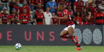 Com revezamentos e diversas mudanças, o Flamengo ainda busca o encaixe do setor ofensivo no período pós-Copa do Mundo. E, nesta missão, o técnico Maurício Barbieri ganhou um reforço: Berrío. Longe dos gramados desde outubro do ano passado, quando sofreu grave lesão no joelho esquerdo, o atacante voltou a atuar no último sábado, contra a Chapecoense. O retorno acontece pouco mais de um ano de um dos momentos mais importantes do colombiano com a camisa rubro-negra. Na semifinal da Copa do Brasil do ano passado, ele fez a jogada que acabou em gol de Diego e garantiu o Flamengo na decisão. Na atual edição, a equipe se encontra novamente na semi, desta vez, contra o Corinthians. Agora, o jogador entra na disputa com Vitinho, Éverton Ribeiro e Marlos Moreno e passa a ser mais uma opção para o treinador rubro-negro, que vem mudando com frequência a escalação do trio ofensivo, inclusive, alternando os centroavantes Uribe, Dourado e Lincoln. Com revezamentos e diversas mudanças, o Flamengo ainda busca o encaixe do setor ofensivo no período pós-Copa do Mundo. E, nesta missão, o técnico Maurício Barbieri ganhou um reforço: Berrío. Longe dos gramados desde outubro do ano passado, quando sofreu grave lesão no joelho esquerdo, o atacante voltou a atuar no último sábado, contra a Chapecoense. O retorno acontece pouco mais de um ano de um dos momentos mais importantes do colombiano com a camisa rubro-negra. Na semifinal da Copa do Brasil do ano passado, ele fez a jogada que acabou em gol de Diego e garantiu o Flamengo na decisão. Na atual edição, a equipe se encontra novamente na semi, desta vez, contra o Corinthians. Agora, o jogador entra na disputa com Vitinho, Éverton Ribeiro e Marlos Moreno e passa a ser mais uma opção para o treinador rubro-negro, que vem mudando com frequência a escalação do trio ofensivo, inclusive, alternando os centroavantes Uribe, Dourado e Lincoln. Contratado no início do ano passado, Berrío chegou à Gávea após se destacar no Atlético Nacional, da Colômbia, tendo uma das principais características a velocidade e jogadas em profundidade. - Foi muito emocionante cada vez que os torcedores gritavam: "Berrío". Para mim foi uma emoção muito grande. Por isso tive a responsabilidade e entrar deixando tudo por todos que acreditaram em mim. Vou trabalhar o dobro para seguir - disse, após a partida do último sábado.